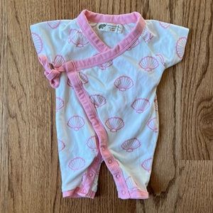 🆕 EUC Monica + Andy Sweet Baby B romper in pink seashell print
